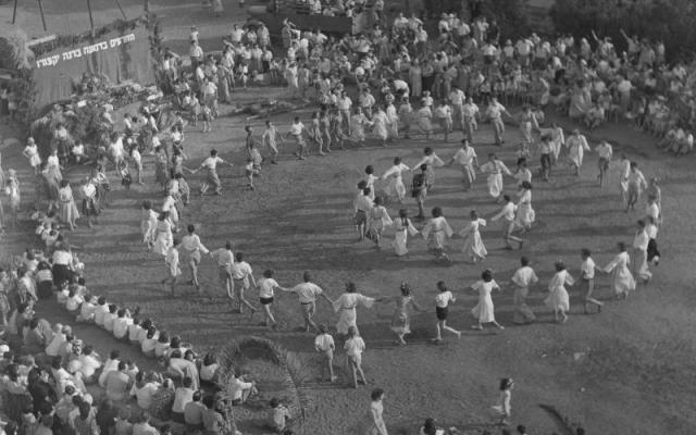 jakob-rosner-gathering-and-dancing-the-hora-kibbutz-1949_0
